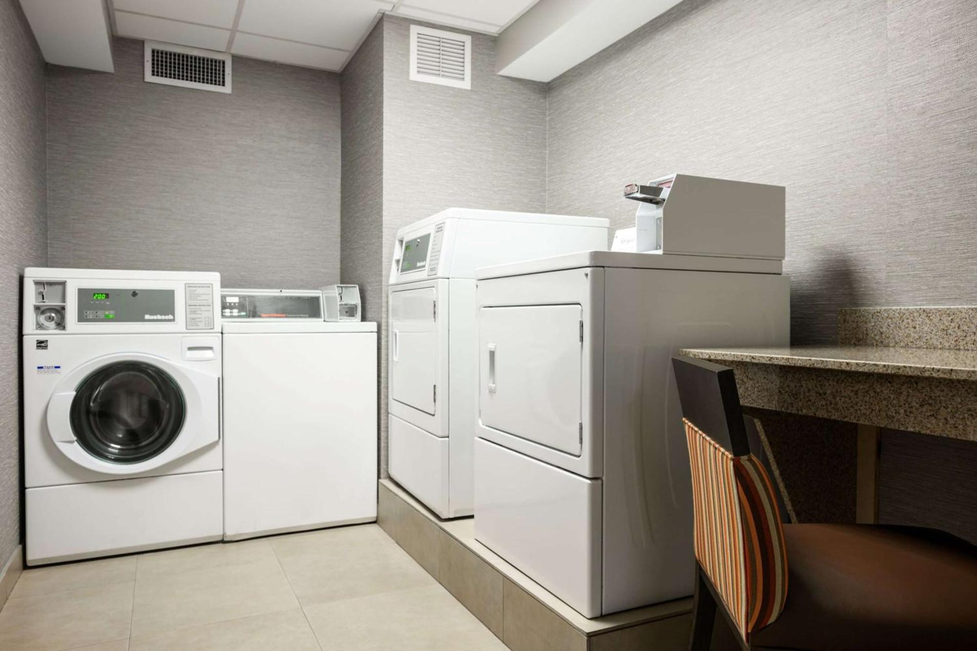 Hampton Inn Evansville Airport Экстерьер фото